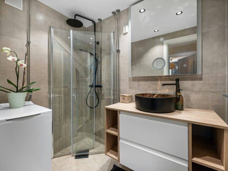 move-in/move-out bathroom cleaning services done by professionals
